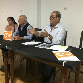 Luis García-Borruel se reúne con los vecinos de la pedanía de Villafranco del Guadiana.