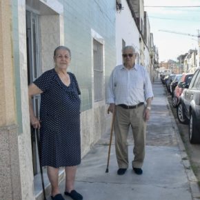 Luisa y Antonio pisarán por primera vez una acera de baldosas a los 90 años