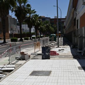 Vías y Obras ensancha la acera lateral del colegio de los salesianos de Badajoz para facilitar el paso